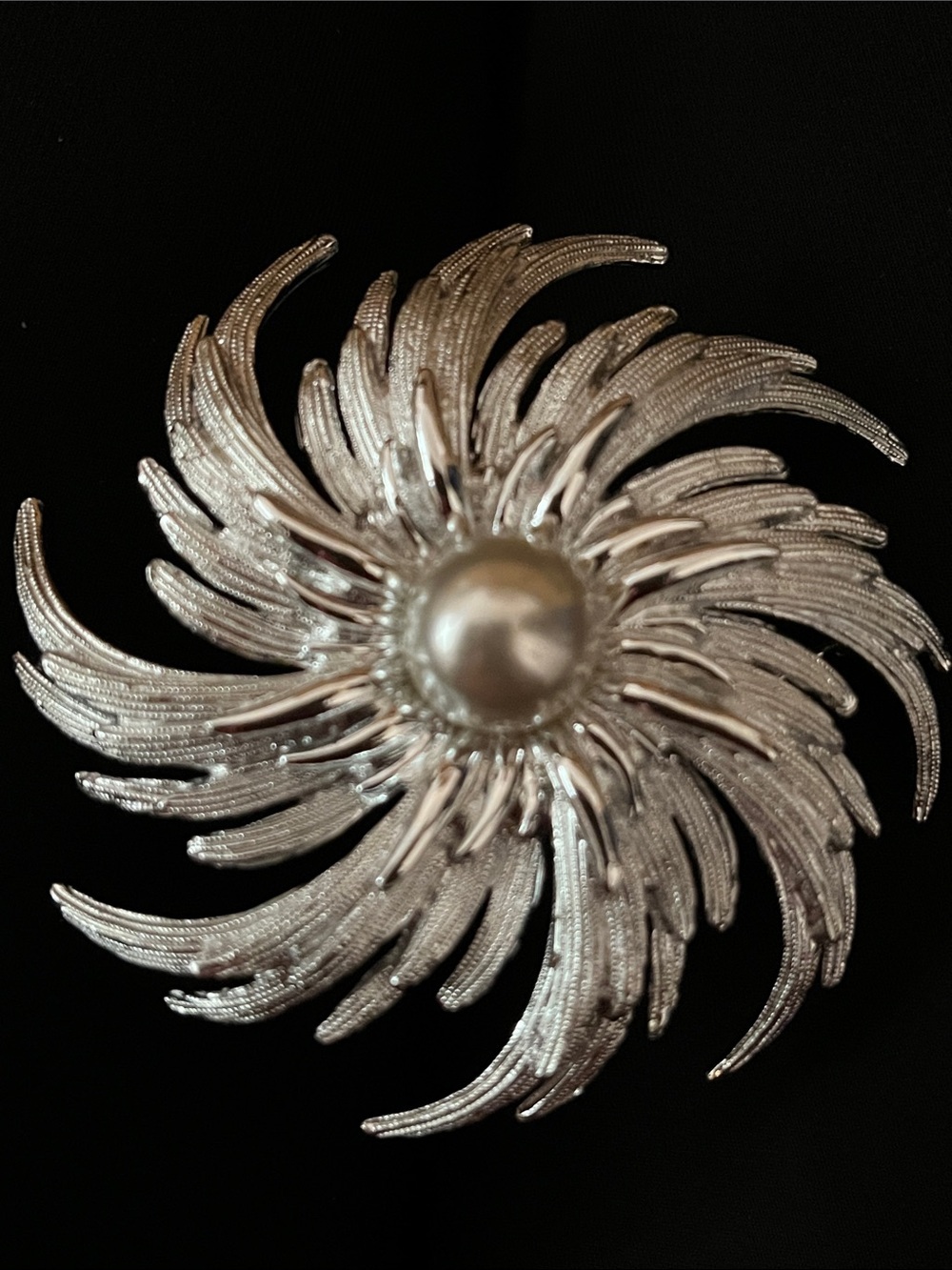 Sarah Coventry "Pinwheel" brooch. 3”.  1960s, silver-tone, faux pearl center - Picture 4 of 5